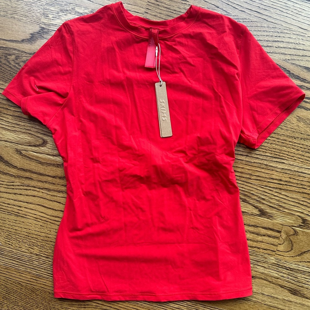 NWT SKIMS fits everybody T-shirt in cherry